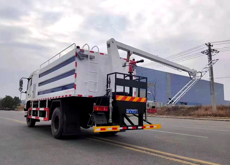 东风四驱越野—太阳能光伏板清洗车